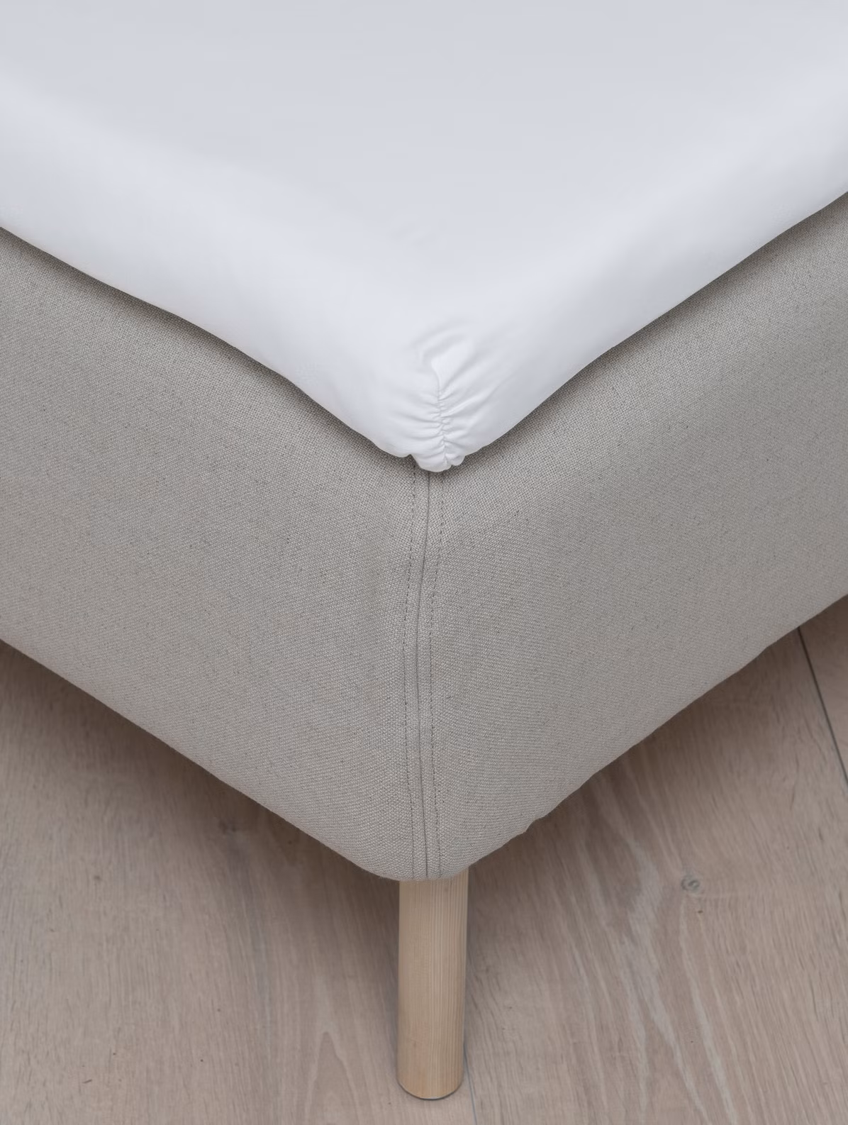 Konvoluttlaken sateng hvit