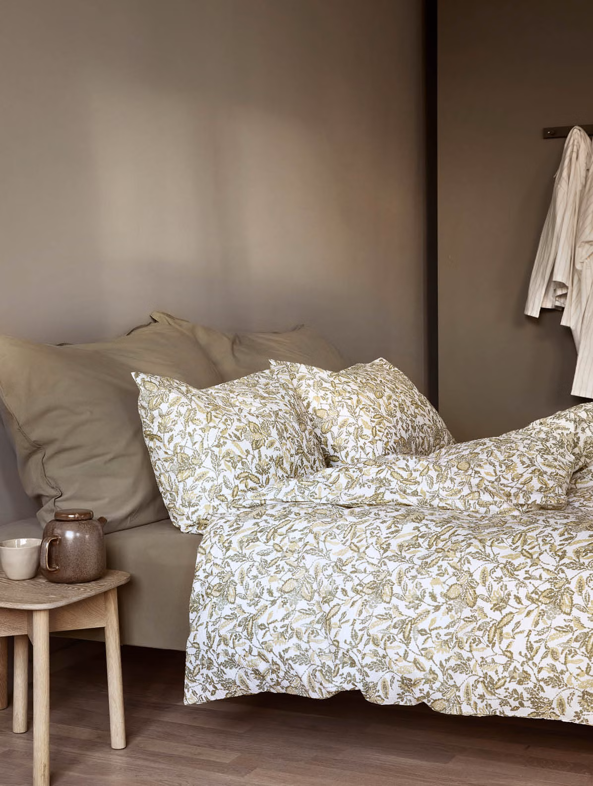 Barbro kreppsengesett olivengrønn